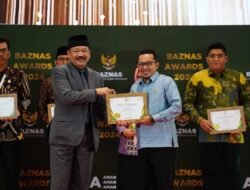 Peduli Zakat: Bupati Tanah Datar Terima Penghargaan dari Baznas RI