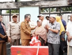Bupati Tanah Datar Serahkan Bantuan untuk Korban Kebakaran di Nagari Simawang