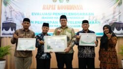 Wabup Tanah Datar Terima Penghargaan pada Rakor Evaluasi Penyelenggaraan Haji 2025
