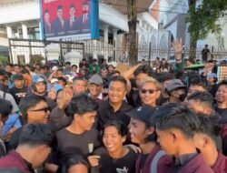 Aksi Damai DPRD Sumbar 2025: Ribuan Mahasiswa Bubarkan Diri Tertib Setelah Aspirasi Diterima