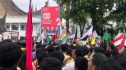 Tanpa Ricuh! Aksi Unjuk Rasa di DPRD Sumbar Ditutup dengan Tanda Tangan Tuntutan