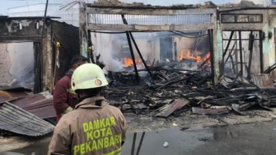 Kebakaran Hebat di Pekanbaru Hanguskan Rumah dan Enam Kios, Kerugian Capai Ratusan Juta