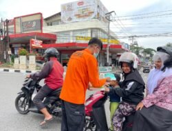 Cegah Dampak Abu Vulkanik Erupsi Gunung Marapi, BPBD Padang Panjang Bagikan 10.000 Masker ke Warga