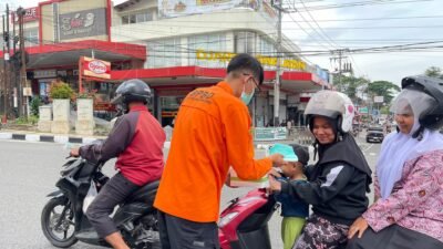 Cegah Dampak Abu Vulkanik Erupsi Gunung Marapi, BPBD Padang Panjang Bagikan 10.000 Masker ke Warga