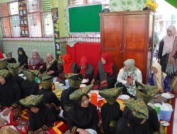 Tanamkan Nilai Adat Sejak Dini, Tiga SD di Padang Panjang Barat Gelar Tradisi Makan Bajamba