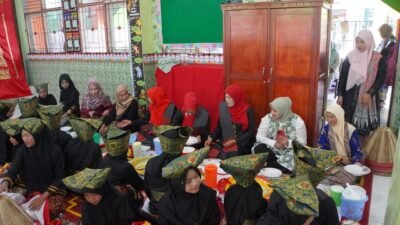 Tanamkan Nilai Adat Sejak Dini, Tiga SD di Padang Panjang Barat Gelar Tradisi Makan Bajamba
