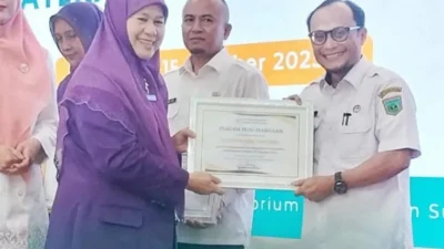 Padang Panjang Raih Penghargaan Sebagai Daerah Pengukuh Tim Pembina Posyandu Kota