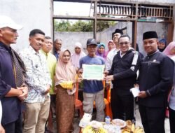 Bupati Eka Putra Serahkan Bantuan Rp7 Juta Untuk Korban Kebakaran