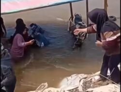 Rakit Penyeberangan Tenggelam di Sungai Rokan, Diduga Kelebihan Muatan