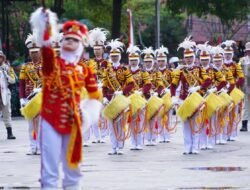 Diwarnai Berbagai Pertunjukkan, Upacara Penurunan Bendera Disaksikan Ribuan Masyarakat