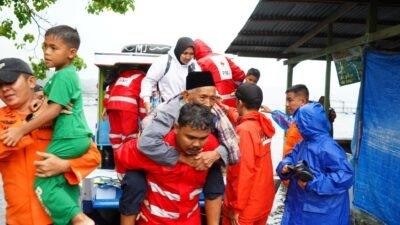 Banjir Bandang Tanah Datar: Dua Nagari Terisolir, Ratusan Warga Dievakuasi Lewat Danau Singkarak