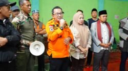 Bupati Eka Putra Tinjau Pengungsi di X Koto, Serahkan Bantuan Kasur dan Kebutuhan Balita