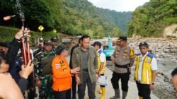Menko Infrastruktur dan Pembangunan Agus Harimurti Yudhoyono Tinjau Perbaikan Jalan Yang Terputus Akibat Banjir Bandang dan Longsor Di Lembah Anai