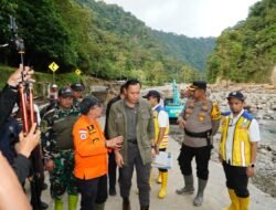 Menko Infrastruktur dan Pembangunan Agus Harimurti Yudhoyono Tinjau Perbaikan Jalan Yang Terputus Akibat Banjir Bandang dan Longsor Di Lembah Anai