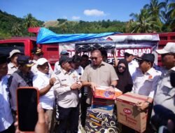 Andre Rosiade Serahkan Bantuan Sembako dan Alat Berat untuk Korban Banjir Bandang di Tanah Datar