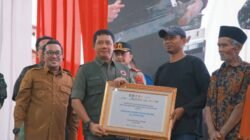 Kepala BNPB Serahkan Bantuan Dana Stimulan Rumah Rusak Kepada 126 KK di Tanah Datar