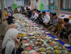 Bupati Eka Putra Buka Puasa Bersama Masyarakat dan Anak Yatim di Masjid Nurul Iman Batu Bulek
