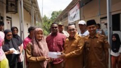 Bupati Eka Putra Salurkan Bantuan Raja Pagaruyung untuk Korban Bencana Tanah Datar