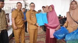Bupati Eka Putra Salurkan Bantuan Presiden Prabowo untuk Korban Bencana di Tanah Datar