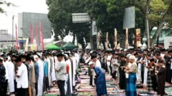 Hujan Tak padamkan Antusias Masyarakat Melaksanakan Ibadah Sholat Idul Fitri di Lapangan Cindua Mato Batusangkar