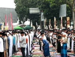 Hujan Tak padamkan Antusias Masyarakat Melaksanakan Ibadah Sholat Idul Fitri di Lapangan Cindua Mato Batusangkar