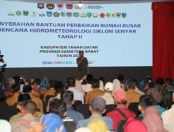 Kepala BNPB Berikan Dana Stimulan Pada Penyintas Bencana Hidrometeorologi di Tanah Datar