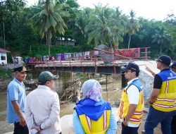 Pasca Luapan Batang Tompo, Bupati Eka Putra dan BPJN Sumbar Tinjau Jembatan Rusak di Taluak