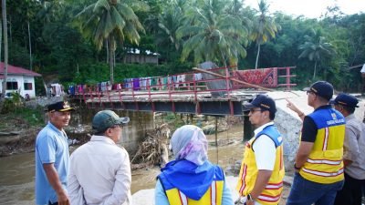 Pasca Luapan Batang Tompo, Bupati Eka Putra dan BPJN Sumbar Tinjau Jembatan Rusak di Taluak