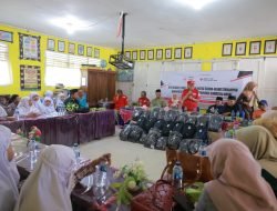 PMI Distribusikan 500 School Kit bagi Siswa Terdampak Galodo di Tanah Datar