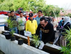 Tanam Bunga di Cindua Mato, Bupati Eka Putra: Jangan Menanam Kebencian