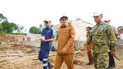 Tinjau Pembangunan Huntap, Bupati Eka Putra: Kontraktor Butuh 70 Tenaga Kerja