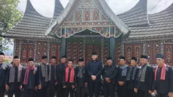Wali Kota Padang Fadly Amran Hadiri Pelantikan Pengurus KAN Simpuruik, Tekankan Penguatan Peran Adat