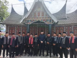Wali Kota Padang Fadly Amran Hadiri Pelantikan Pengurus KAN Simpuruik, Tekankan Penguatan Peran Adat