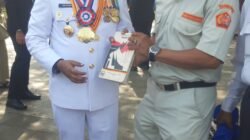 Anak Pengerek Bendera Tahun 1947 Serahkan Buku Sejarah kepada Bupati Eka Putra
