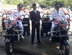 Bupati Eka Putra Serahkan Hibah Kementerian LH kepada Tiga Nagari Bersih
