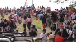 Bendera Raksasa Berkibar di Puncak Gunuang Kasumbo, Semarak HUT RI ke-81