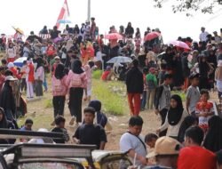 Bendera Raksasa Berkibar di Puncak Gunuang Kasumbo, Semarak HUT RI ke-81