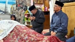 Bupati Eka Putra Melayat ASN Perkim LH, Sampaikan Duka Mendalam