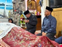 Bupati Eka Putra Melayat ASN Perkim LH, Sampaikan Duka Mendalam