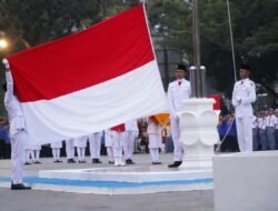 Ribuan Warga Padati Lapangan Cindua Mato Saksikan Penurunan Bendera HUT ke-81 RI