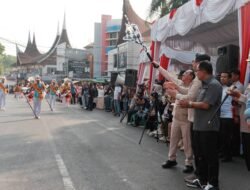 Dilepas Bupati Eka Putra, Pawai Alegoris HUT Ke-81 RI di Batusangkar Meriah, Tampilkan Budaya dan Kreativitas Masyarakat