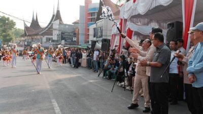Dilepas Bupati Eka Putra, Pawai Alegoris HUT Ke-81 RI di Batusangkar Meriah, Tampilkan Budaya dan Kreativitas Masyarakat