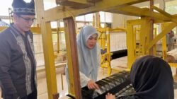 Ketua TP PKK Tanah Datar Kunjungi UPT Tenun Lintau, Dorong Penenun dan UMKM Naik Kelas