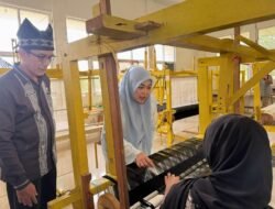 Ketua TP PKK Tanah Datar Kunjungi UPT Tenun Lintau, Dorong Penenun dan UMKM Naik Kelas