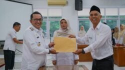 Serahkan SK 44 Kepala Sekolah, Bupati Eka Putra: Jangan Hanya Duduk di Ruangan