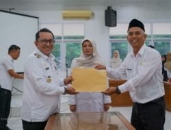 Serahkan SK 44 Kepala Sekolah, Bupati Eka Putra: Jangan Hanya Duduk di Ruangan