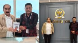 Mustafa Akmal Serahkan Memoar kepada M. Shadiq Pasadigoe di Senayan