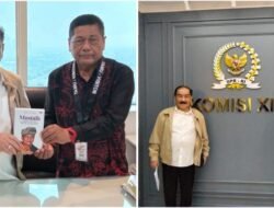 Mustafa Akmal Serahkan Memoar kepada M. Shadiq Pasadigoe di Senayan