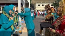 Bawa Paragede dan Keripik Pisang, Defile Kader PKK Padang Panjang Penuh Kebanggaan hingga Bikin Ketua TP PKK Terharu