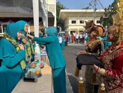 Bawa Paragede dan Keripik Pisang, Defile Kader PKK Padang Panjang Penuh Kebanggaan hingga Bikin Ketua TP PKK Terharu